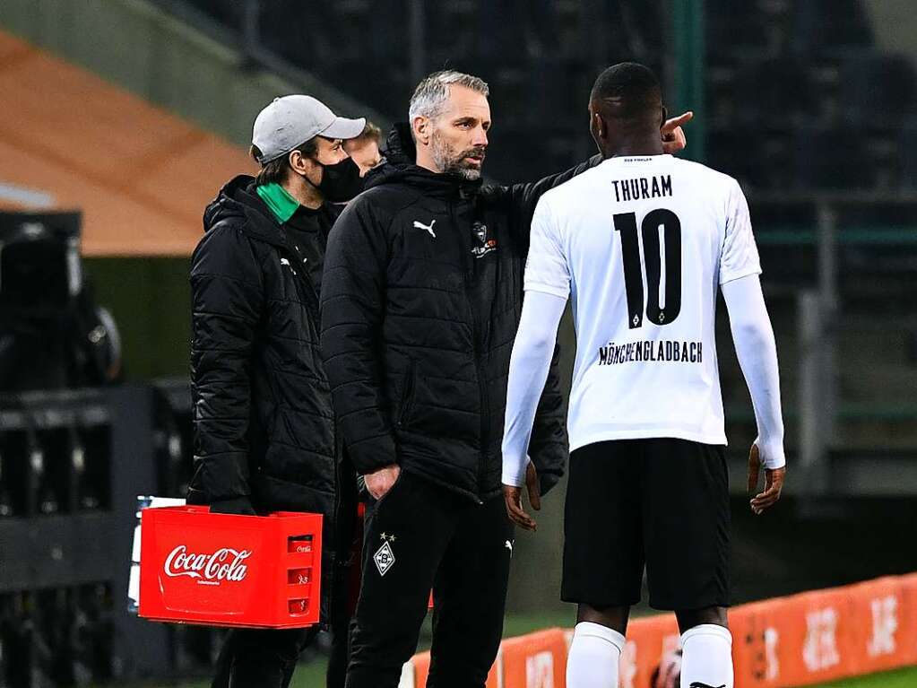 In Gladbach muss sich der SC Freiburg nach einer turbulenten Partie mit 1:2 geschlagen geben. Besonders bitter: Wenige Augenblicke vor Abpfiff schaltet sich der Videoassistent ein.