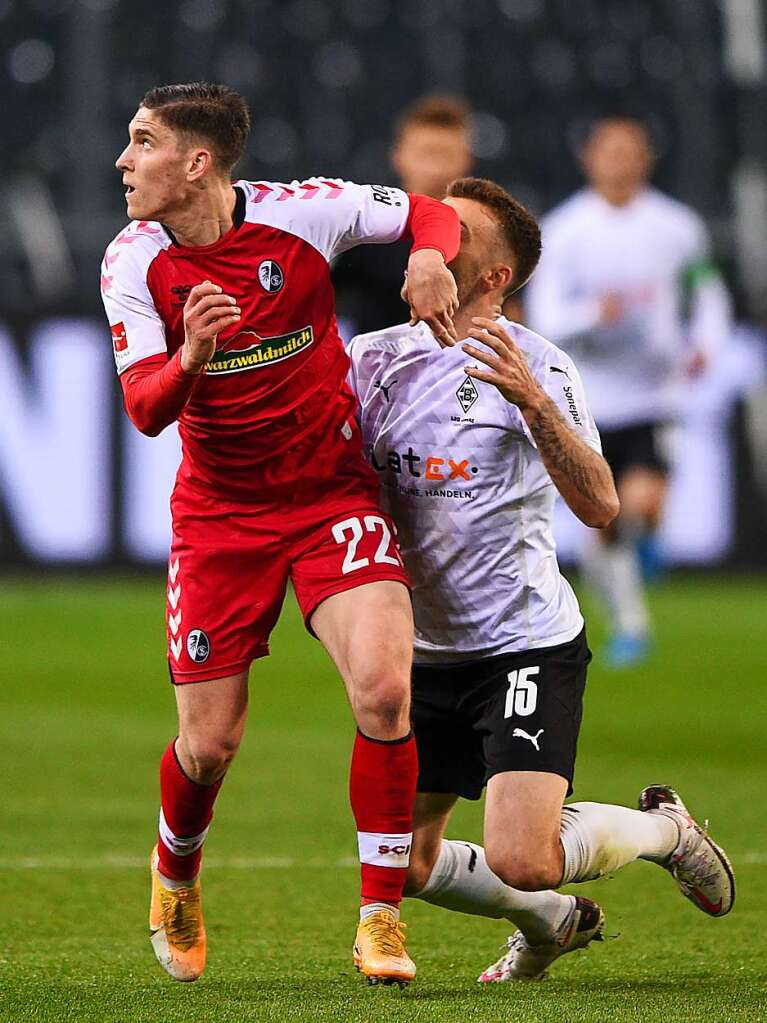 In Gladbach muss sich der SC Freiburg nach einer turbulenten Partie mit 1:2 geschlagen geben. Besonders bitter: Wenige Augenblicke vor Abpfiff schaltet sich der Videoassistent ein.