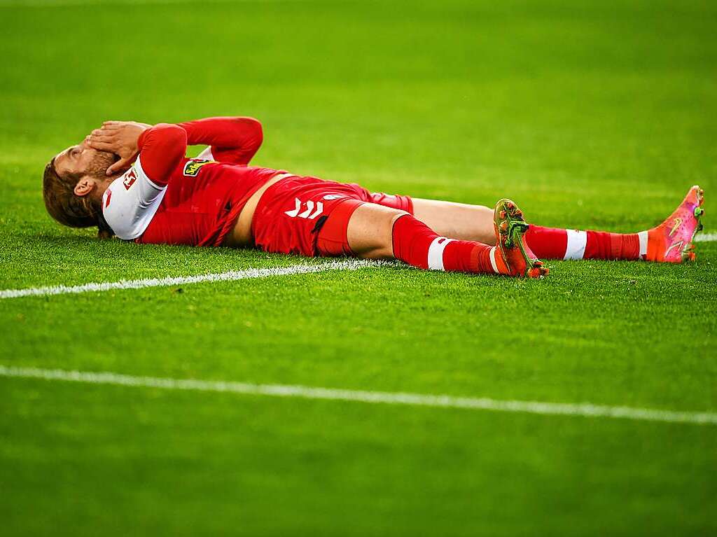 In Gladbach muss sich der SC Freiburg nach einer turbulenten Partie mit 1:2 geschlagen geben. Besonders bitter: Wenige Augenblicke vor Abpfiff schaltet sich der Videoassistent ein.