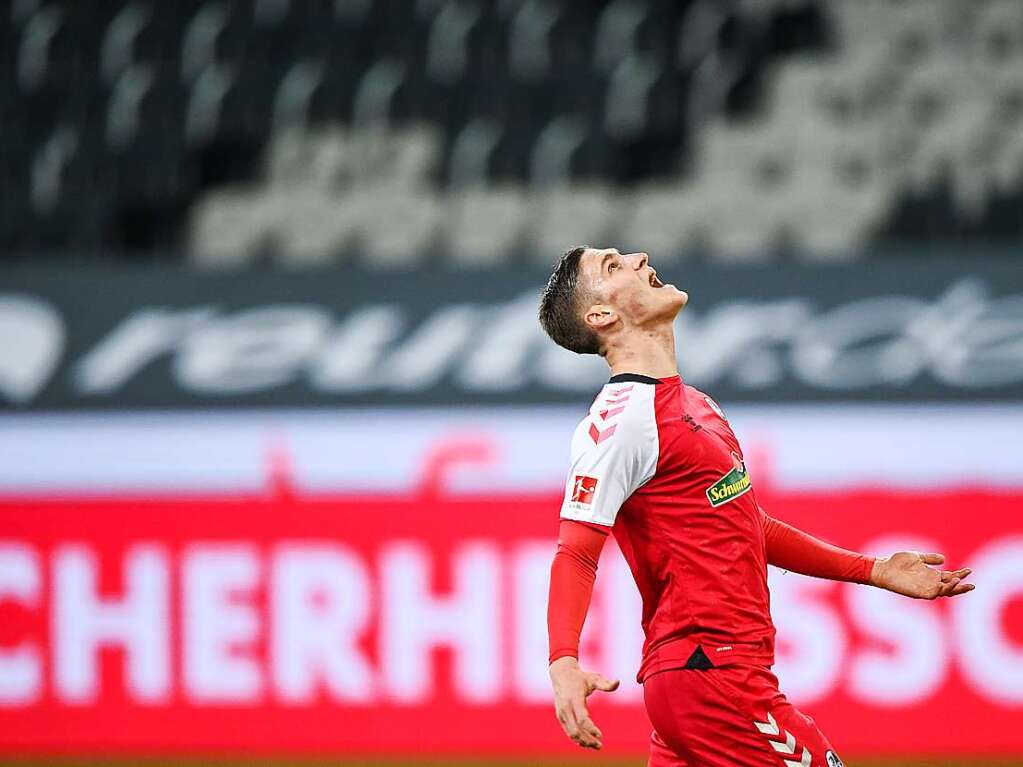 In Gladbach muss sich der SC Freiburg nach einer turbulenten Partie mit 1:2 geschlagen geben. Besonders bitter: Wenige Augenblicke vor Abpfiff schaltet sich der Videoassistent ein.