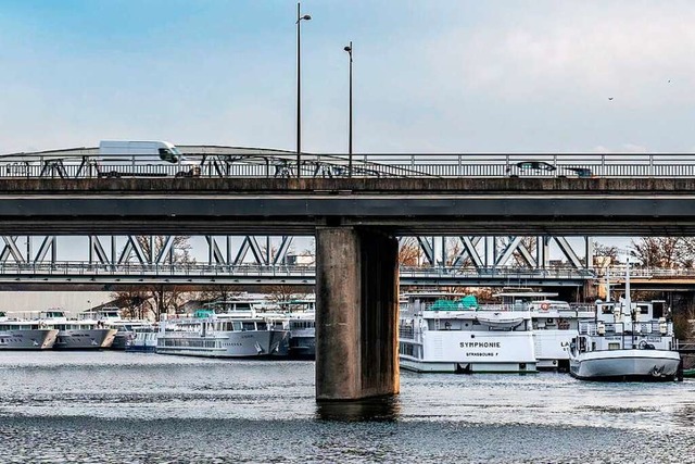 Warten auf Passagiere: Flusskreuzfahrtschiffe im Straburger Hafen.  | Foto: teli