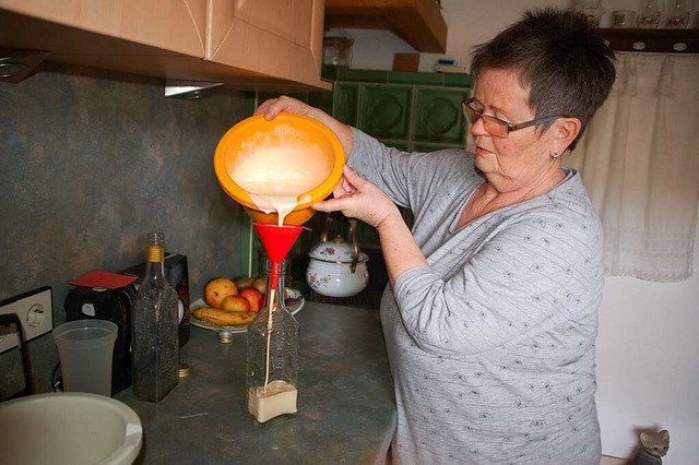 Melitta Bllmann bei der Zubereitung des Eierlikrs  | Foto: Petra Wunderle