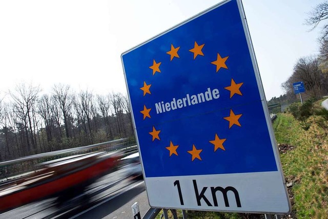 Ein Schild weist an der Autobahn 52 au...Grenzbergang zu den Niederlanden hin.  | Foto: Federico Gambarini (dpa)