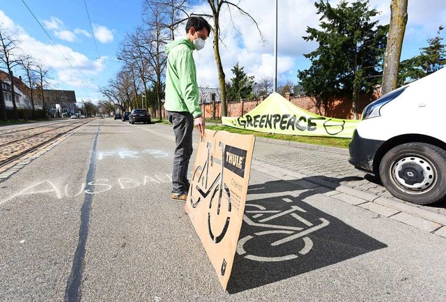 Greenpeace bei der Protestaktion am Friedhof.  | Foto: Rita Eggstein