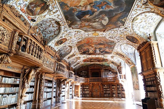 Historisches Schmuckstck: Prunkvoll v...ftsbibliothek des Klosters Waldsassen.  | Foto: Andreas Drouve (dpa)