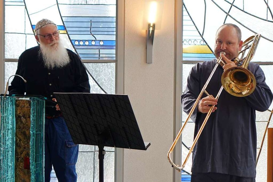 Posaunist Dirk Amrein und Sprecher Wolfgang Fröse spielen ein Konzert