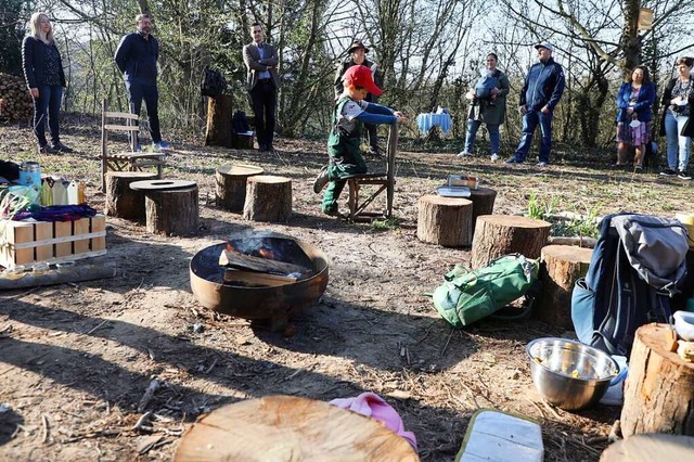 Kinder spielen in der Natur, die Erwachsenen schauen beim Besuch zu.  | Foto: Christoph Breithaupt