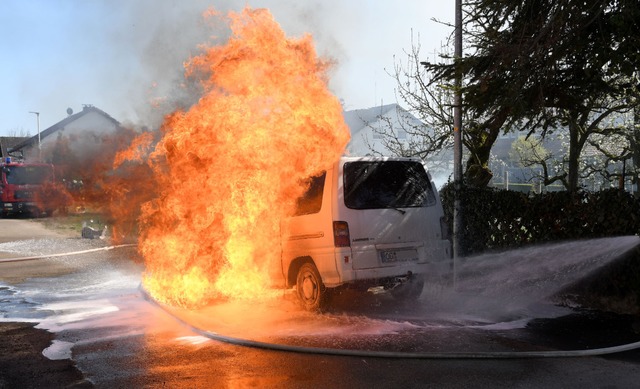 Der brennende Kleinbus.  | Foto: Wolfgang Knstle