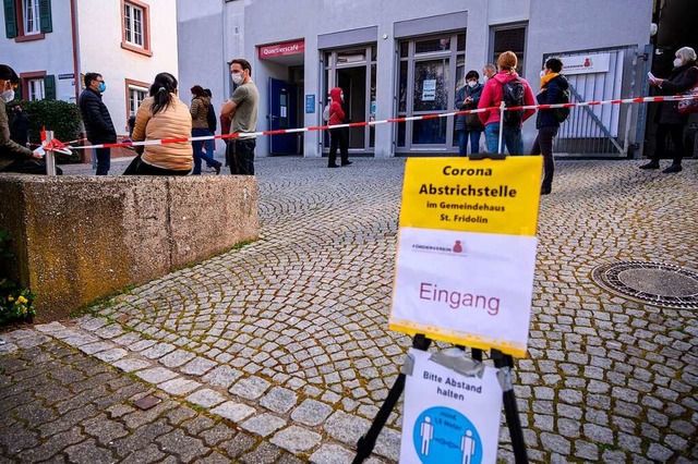 Beschilderungen helfen in Stetten, die Kontakte zu minimieren.  | Foto: Ansgar Taschinski