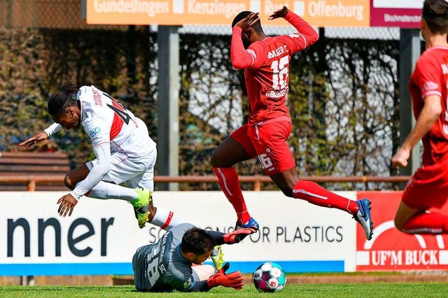 Torhter Marvin Geng (am Boden) klrt ... Stuttgart II (links  Mohamed Sankoh).  | Foto: Claus G. Stoll