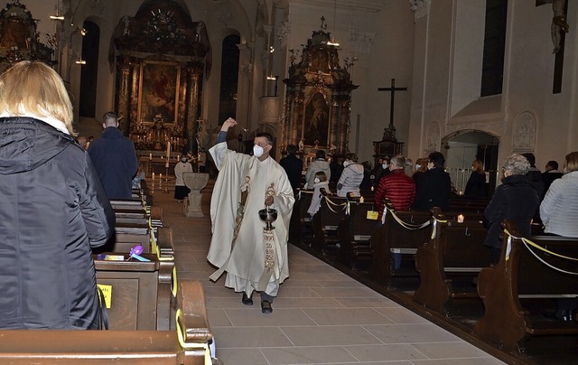 Der Endinger Pfarrer Jrgen Schindler segnet die Gemeinde in der Osternacht.  | Foto: Roland Vitt