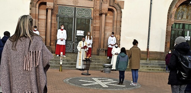 Viele Ostergottesdienste wurden draue...m Feiel vor der Dreifaltigkeitskirche  | Foto: Barbara Puppe