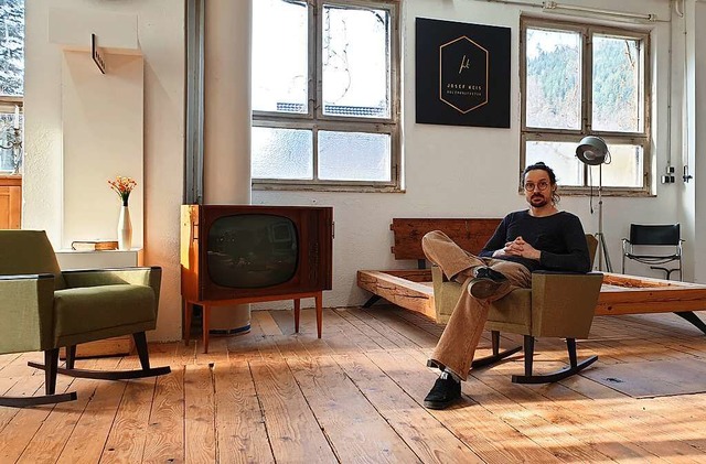 Josef Weis sitzt in seiner Werkstatt i...den Raum als Ganzes, wenn er arbeitet.  | Foto: Theresa Steudel