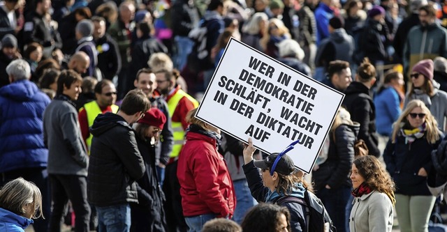 Die Teilnehmer der &#8222;Querdenker&#...eist ohne Maske und Abstand unterwegs.  | Foto: Christoph Schmidt (dpa)