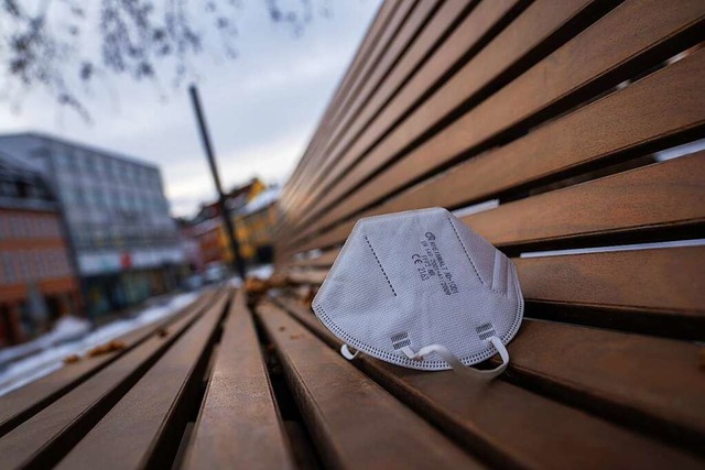 Auch im Freien mssen im Landkreis Lr...n medizinische Masken getragen werden.  | Foto: Nicolas Armer (dpa)