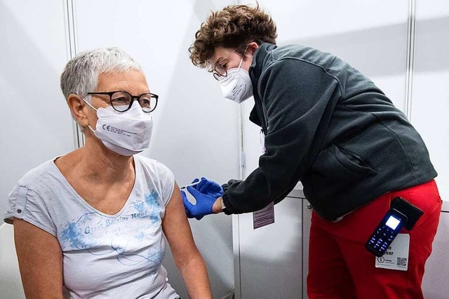 Eine rztin verabreicht am Ostermontag...ln mit dem Impfstoff von Astrazeneca.  | Foto: Marius Becker (dpa)