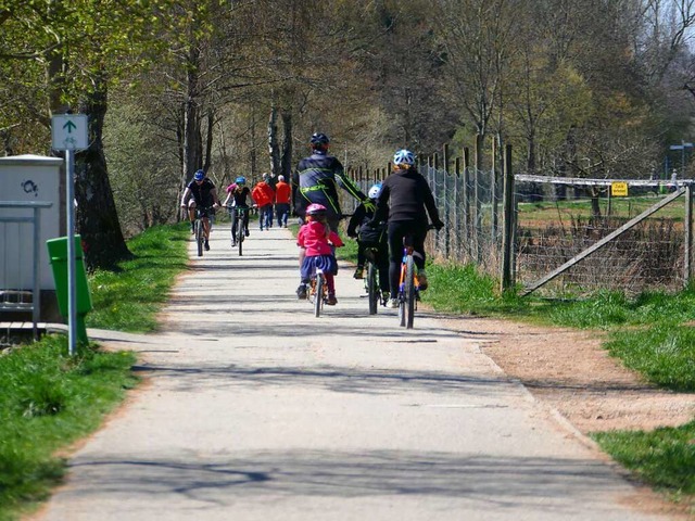 Bewegung war angesagt an den diesjhri...og es unter anderem die Wiese entlang.  | Foto: Martina David-Wenk