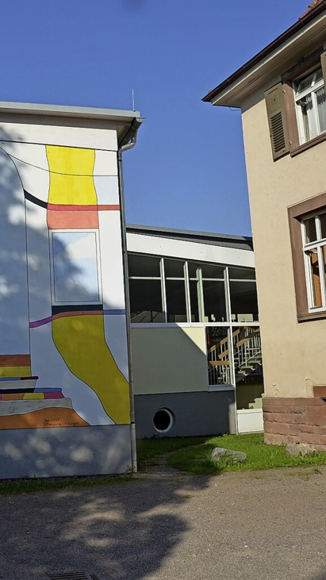 Der Anbau der Grundschule Mundingen (links) wird demnchst abgerissen.  | Foto: Gerhard Walser