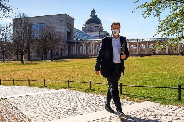 Markus Sder luft durch den Hofgarten...nftig vermehrt in Berlin sehen wollen.  | Foto: Peter Kneffel (dpa)