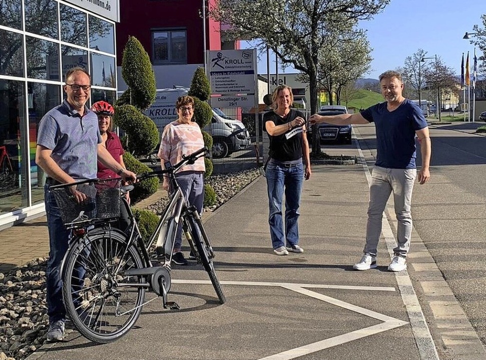 Bürgermeister Daniel Kietz (von links)...etermann bei der Übergabe des E-Bikes.  | Foto: Gemeinde Riegel