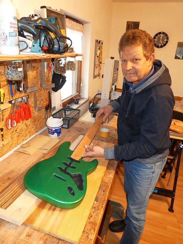 2021: Ruhestndler Rolf  Gebhart in se...mit einer angefangenen Gibson-Gitarre.  | Foto: Peter Stellmach