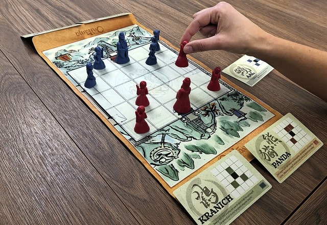 Duell der Lehrmeister: &#8222;Onitama&#8220; ist ein Spiel zum Gehirnzermartern.  | Foto: Florian Ltticke (dpa)