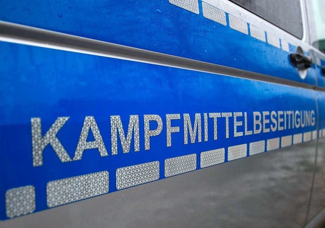 Spezialisten von der Kampfmittelbeseit...als bungshandgranate identifiziert.    | Foto: Philipp Schulze