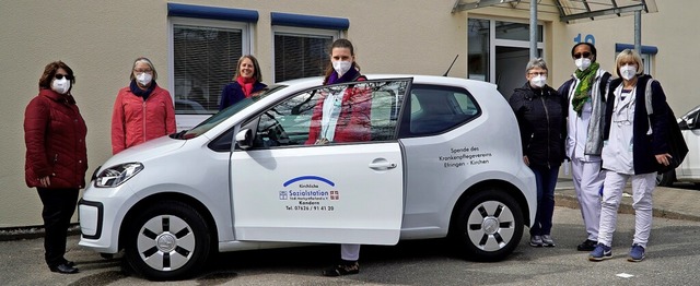 Offizielle Fahrzeugbergabe: Der Krank...ser, Elsa Brhane und Ulrike Benischke.  | Foto: privat