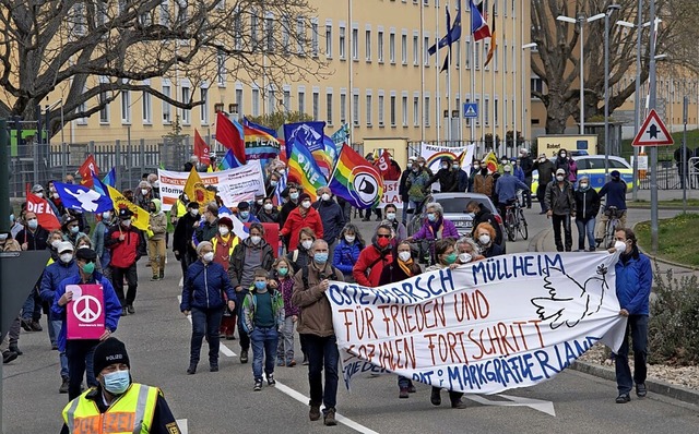 Der Demonstrationszug vor der Mllheimer Kaserne   | Foto: Volker Mnch