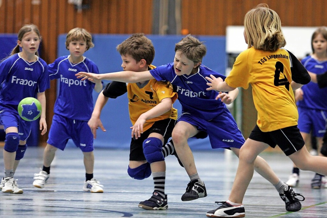 Fangen, werfen, prellen lernen Kinder ... nachgeholt werden kann, ist fraglich.  | Foto: imago sportfotodienst