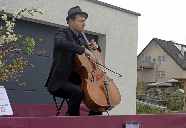 Mit populren Melodien auf dem Cello b...uf einem Auto-Anhnger  in Schallbach.  | Foto: Roswitha Frey