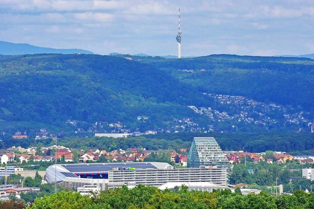 Bis zum Fernsehturm auf dem St. Crisch...it der Hangbebaung und dem Hornfelsen.  | Foto: Rolf Reimann