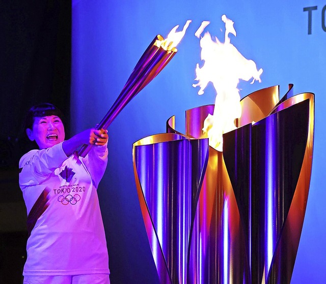 Das Olympische Feuer ist unterwegs, ab...r meisten Japaner noch nicht erwrmen.  | Foto: --- (dpa)