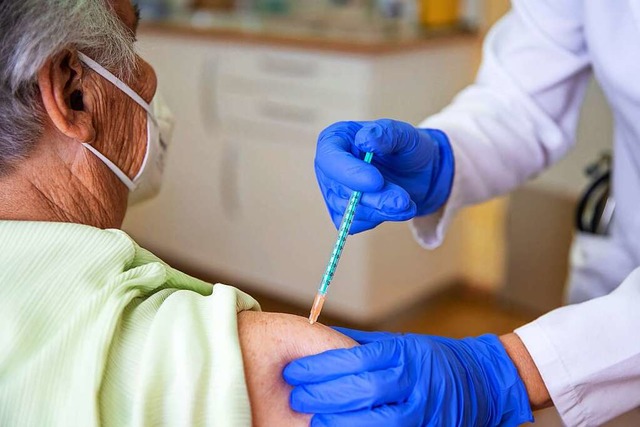 Corona-Impfung beim Hausarzt  | Foto: Christoph Schmidt (dpa)