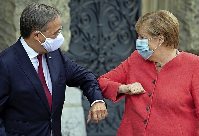Laschet und  Merkel stimmen sich ab.  | Foto: FEDERICO GAMBARINI (AFP)