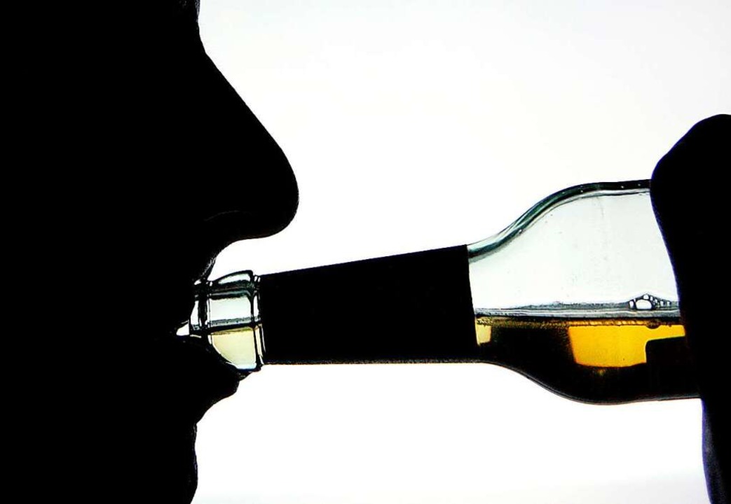 Alkoholkonsum ist mit 81 Prozent die H...dinger Fachstelle Sucht Kontakt haben.  | Foto: Arno Burgi (dpa)