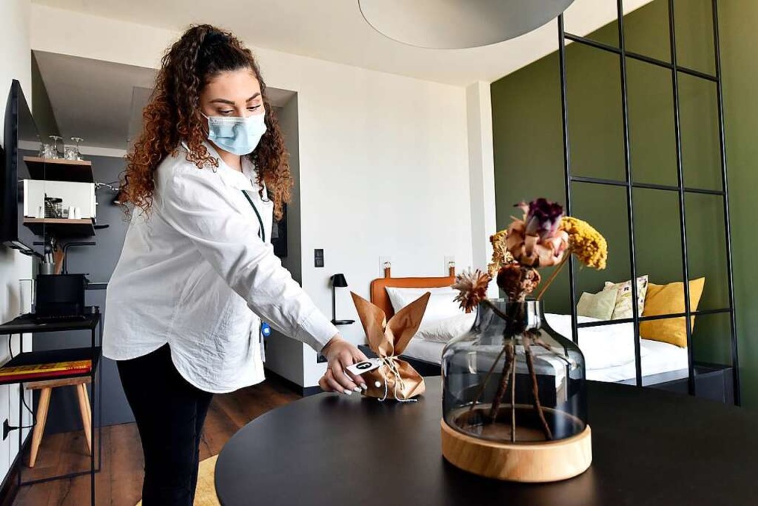 Mitarbeiterin Elisa Toro bringt ein kleines Ostergeschenk als Willkommensgru.  | Foto: Thomas Kunz