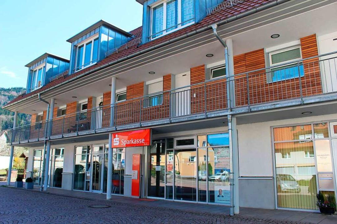 Gehrt bald der Vergangenheit an: die Sparkassenfiliale in Buchenbach.  | Foto: Erich Krieger
