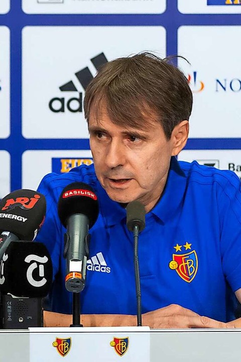 Hielt lange die schtzende Hand ber S...ehmer und FCB-Eigner Bernhard Burgener  | Foto: Georgios Kefalas (dpa)
