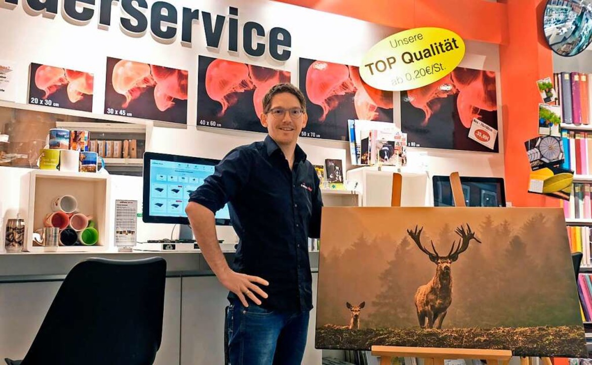 Florian Lffler mit dem Hirschfoto  | Foto: Privat