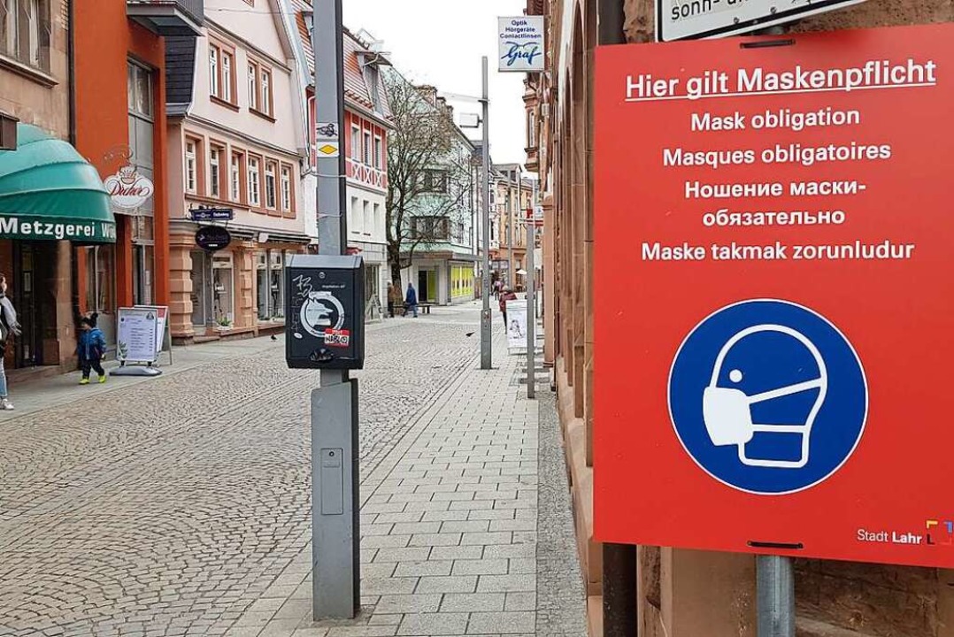 Schilder weisen auf die Maskenpflicht hin.  | Foto: Christian Kramberg