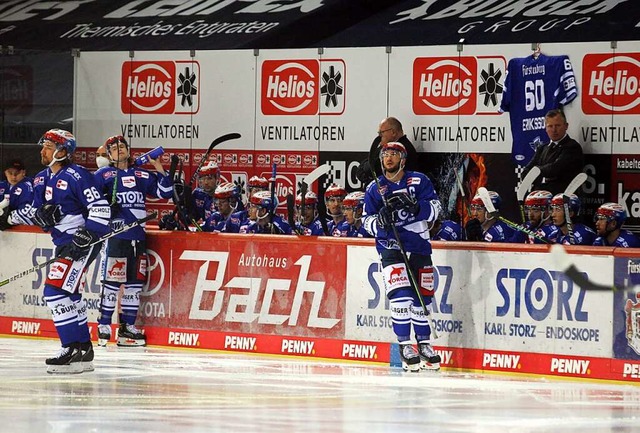 Wild Wings  zuhauf: Schwenninger Cracks vor und hinter der Bande   | Foto: Dieter Reinhardt