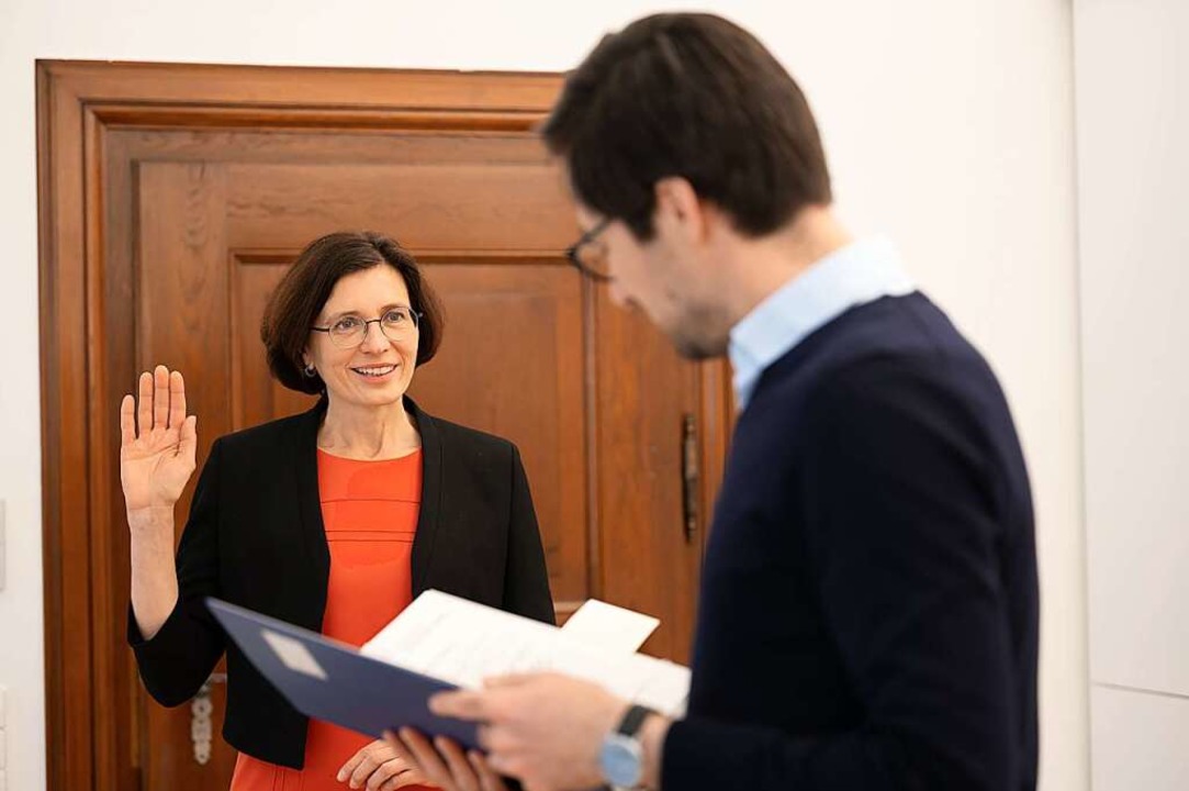Christine Buchheits Tag beginnt mit ihrer Vereidigung durch OB Martin Horn.  | Foto: Patrick Seeger/Stadt Freiburg