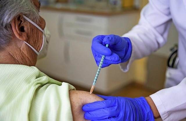 Viele Patienten mchten die Impfung vo... die Wartelisten sind teilweise lang.   | Foto: Christoph Schmidt (dpa)
