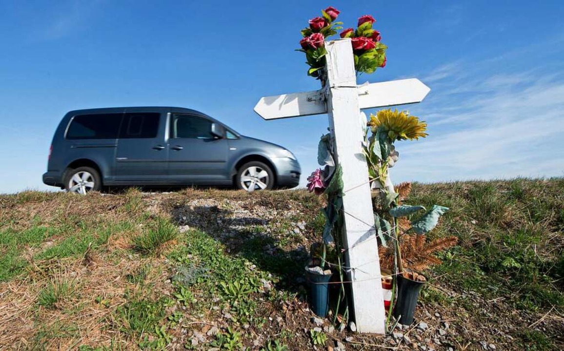 Gedenkkreuz an einen Unfalltoten  | Foto: Julian Stratenschulte (dpa)