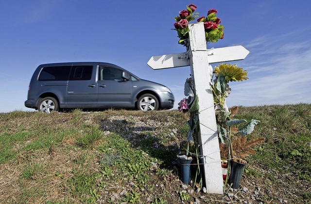 Am Wegesrand erinnert ein Kreuz an einen Verkehrstoten.  | Foto: Julian Stratenschulte (dpa)