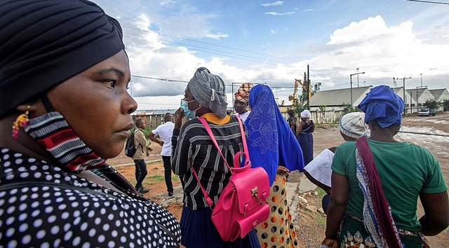 Bewohner warten am Hafen von Pemba auf...iffen aus Palma evakuiert worden sind.  | Foto: ALFREDO ZUNIGA (AFP)