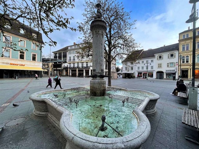 Der Marktplatzbrunnen wird seinem Name...isches Wasser aus den Rohren sprudelt.  | Foto: Barbara Ruda
