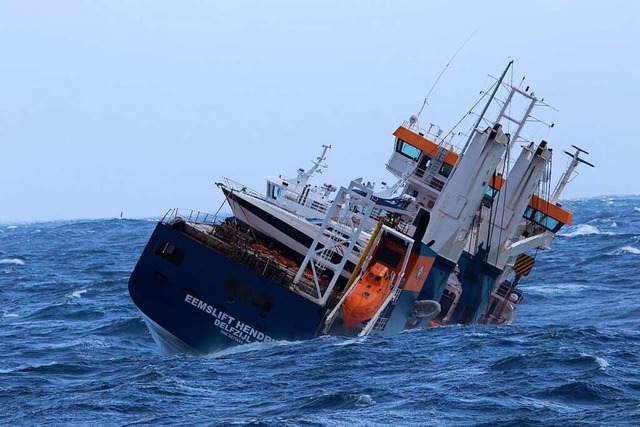 Das niederlndische Frachtschiff Eemsl... Tonnen Schwerl und 50 Tonnen Diesel.  | Foto: Coast Guard Ship Sortland (dpa)