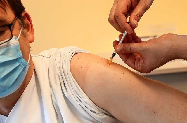 Hausrzte im Kreis beteiligen sich seit Mittwoch an den Corona-Impfungen.  | Foto: Bernd Wstneck